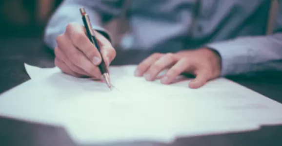 Persona escribiendo
